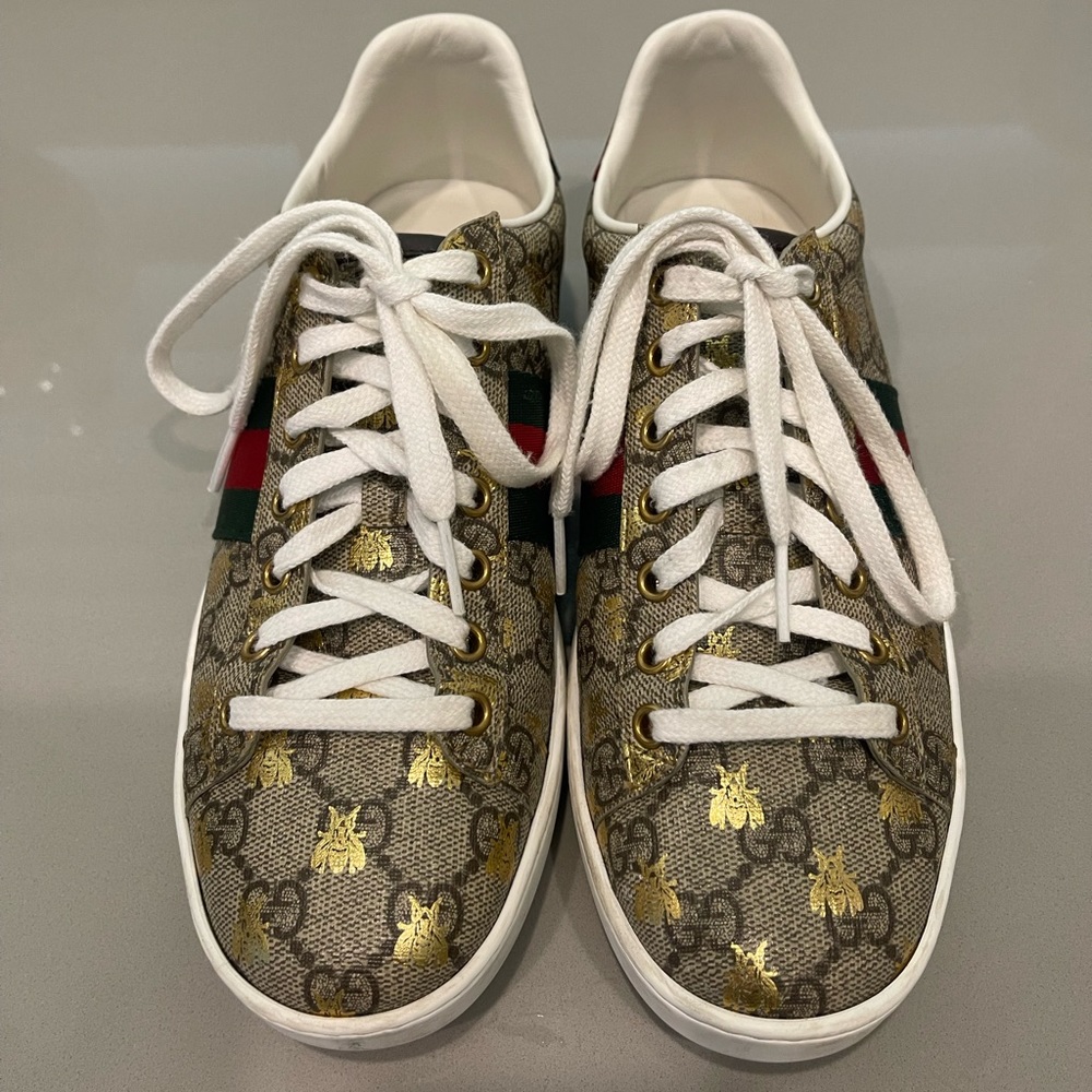 Gucci Sneakers size 8. Only dirt on the soles. No wear to the shoes.
